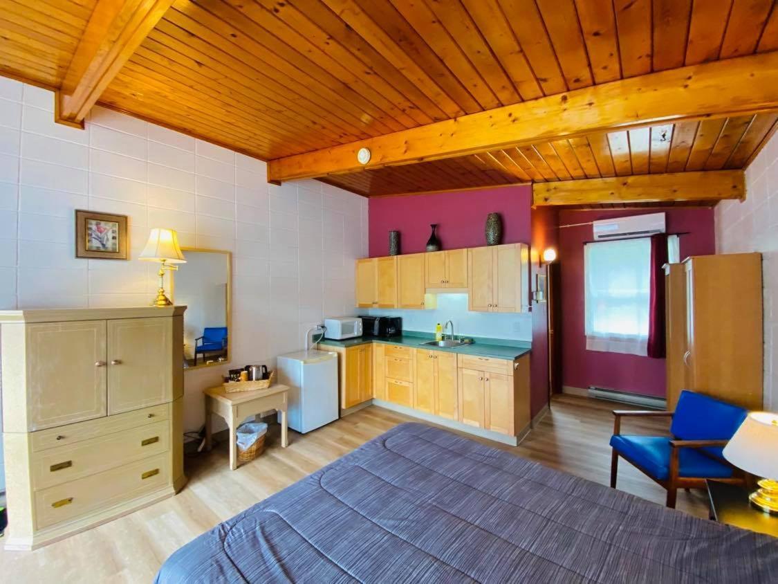 Huron Sands Motel And Restaurant Providence Bay Exteriér fotografie
